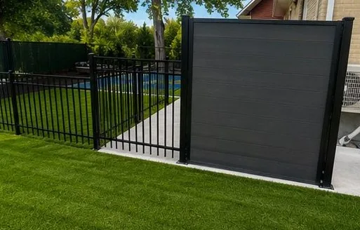 Réalisation TURF A&G : clôture noire et gazon synthétique impeccable