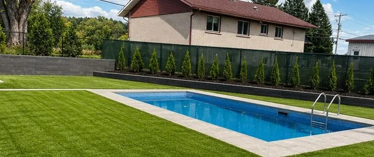 Réalisation TURF A&G : cour résidentielle avec piscine creusée et gazon synthétique, Terrebonne / Rive-Nord
